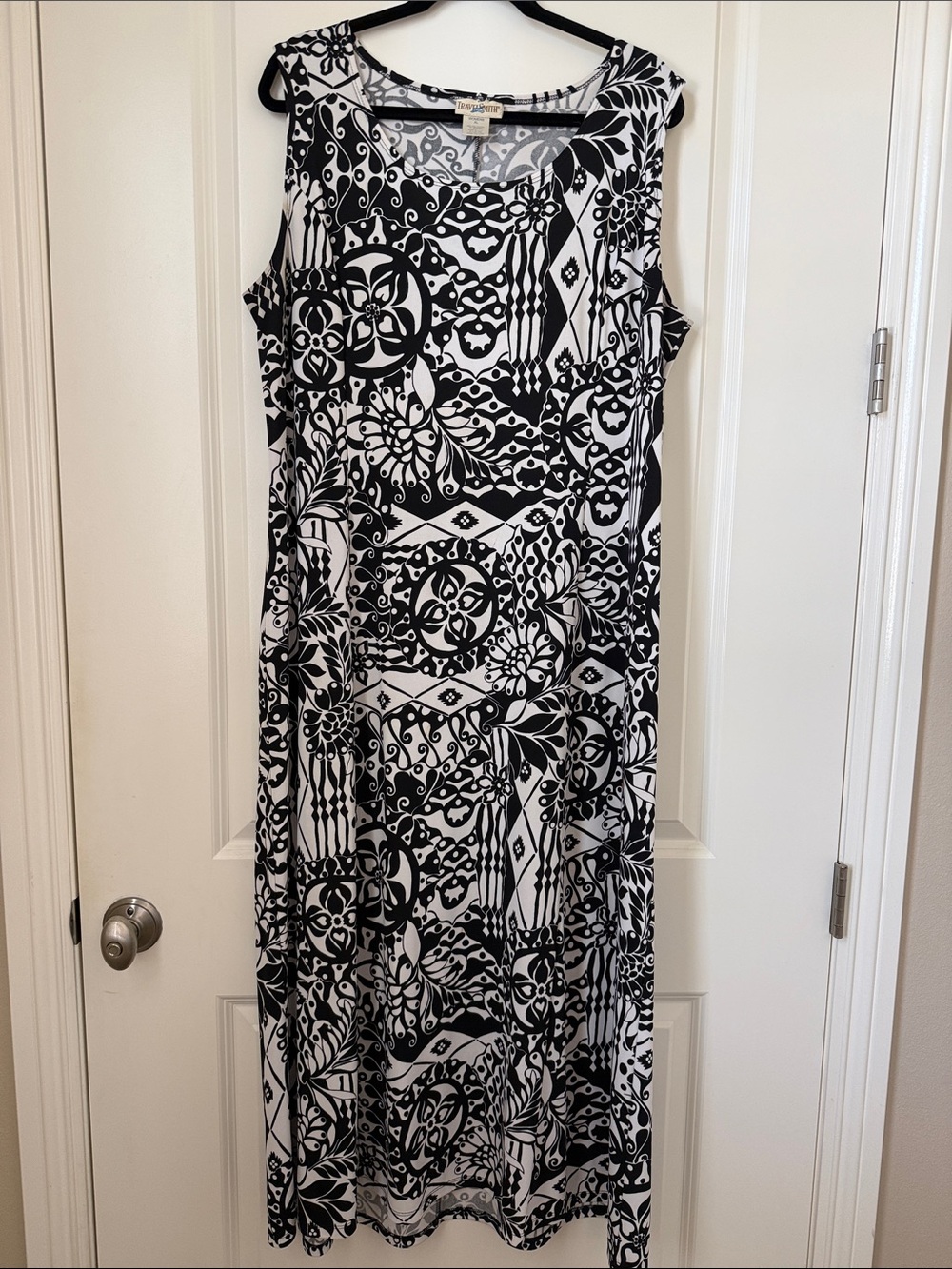 TravelSmith Black and White Geometric & Floral Sleeveless Maxi Dress